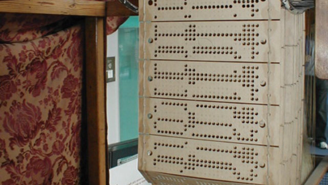 Lochkarten in einem Jacquard-Webstuhl